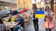 Реакція на іноземців на ЖИВУ українську музику - 5 пісень - виконує колумбієць Янко у Празі
