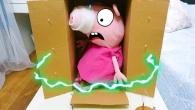 Crazy World of Piggy - Made a time machine using a cardboard box
