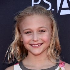 Alyvia Alyn Lind