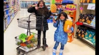 Hermanitas divertidas aprenden a comprar y comer alimentos saludables