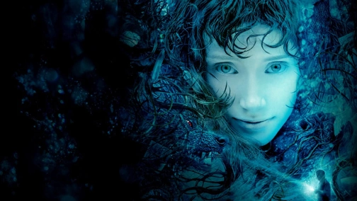 Kobieta w błękitnej wodzie